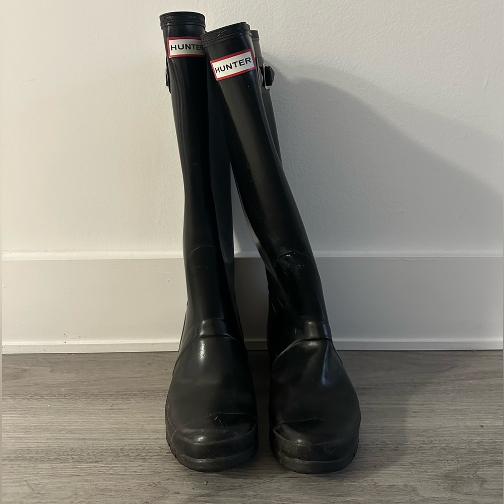 Women’s black glossy Hunter tall rain boots